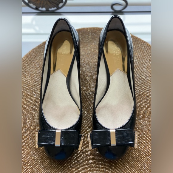 Michael Kors Kiera Mid Patent Leather Bow
Pumps Black. - Picture 6 of 11